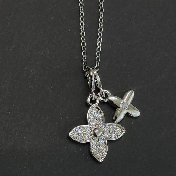 Stainless Steel Sparkly Silver Flower Pendant Necklace – Anthropologie Inspired - Picture 4 of 5